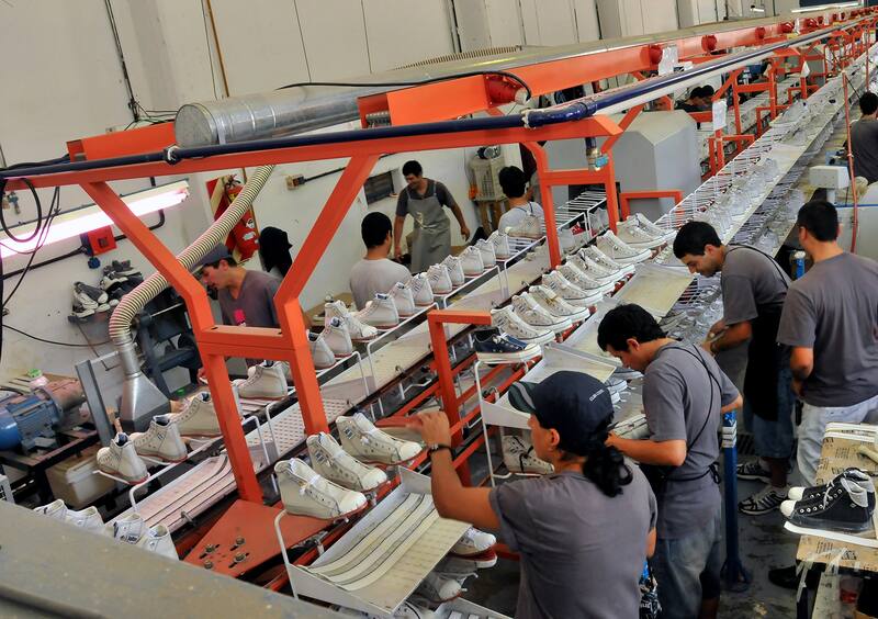 De la producción local a la importación: el giro de John Foos y el reclamo de trabajadores