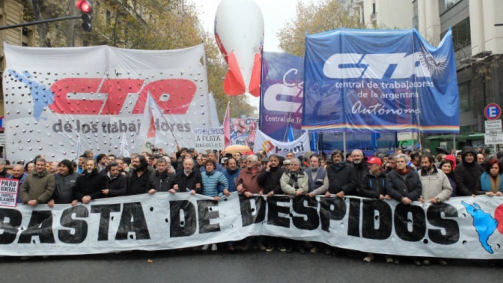 La CGT, las dos CTA y movimientos sociales marchan juntos contra el endeudamiento
